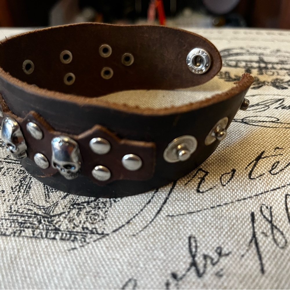 Leather skull cuff bracelets - Picture 2 of 11